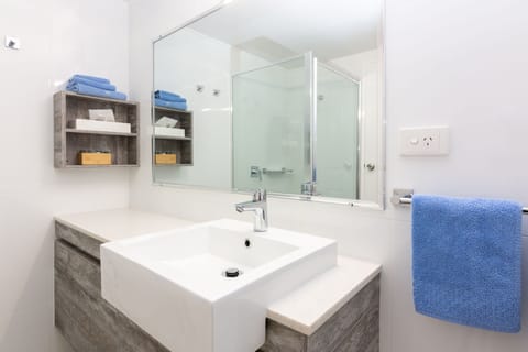 Family Room, Non Smoking, Kitchenette (2 Bedroom Family Suite) | Bathroom | Shower, free toiletries, hair dryer, towels