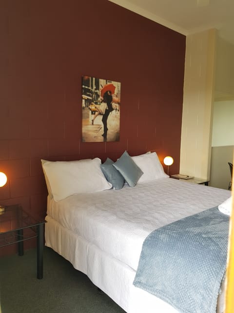 1 Bedroom - King Bed (No Pets) | Minibar, iron/ironing board, free WiFi, bed sheets