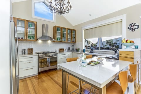 Full-size fridge, microwave, oven, stovetop