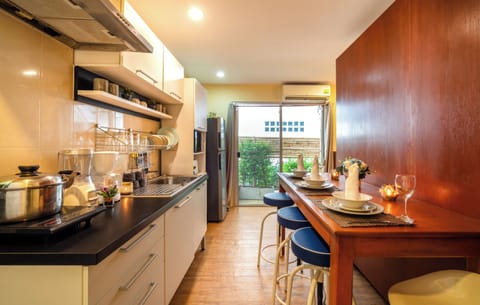 Standard Studio, Kitchenette | Private kitchen | Fridge, microwave, stovetop, toaster