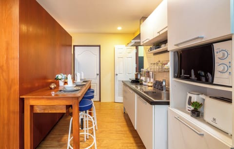 Standard Studio, Kitchenette | In-room dining