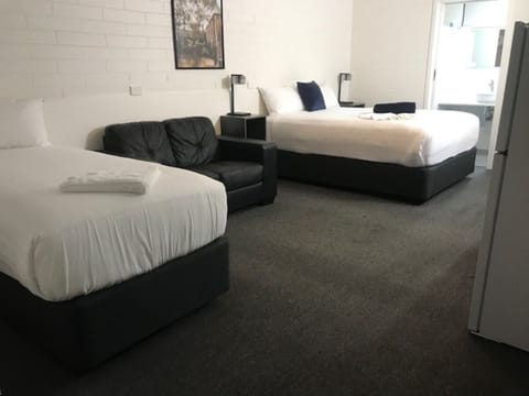 Standard Room, Non Smoking (Motel Queen/Single) | Egyptian cotton sheets, premium bedding, down comforters, pillowtop beds