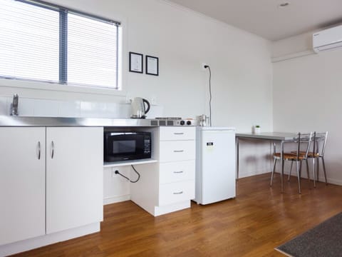 Executive Studio | Private kitchenette | Microwave, stovetop, coffee/tea maker, electric kettle