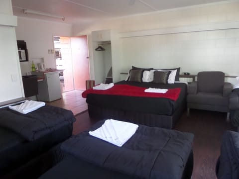 Family Suite, 1 Bedroom, Non Smoking, Kitchenette | Desk, iron/ironing board, free WiFi, bed sheets