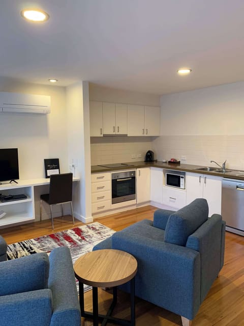 Deluxe One Bedroom Apartment | Soundproofing, iron/ironing board, free WiFi, bed sheets