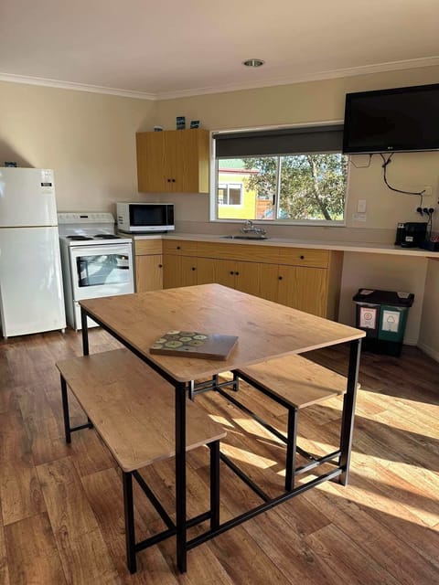 Superior Bungalow, 2 Bedrooms, Kitchen | Desk, iron/ironing board, free WiFi