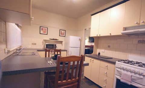 Evora Cottage | Private kitchen | Fridge, microwave, oven, stovetop