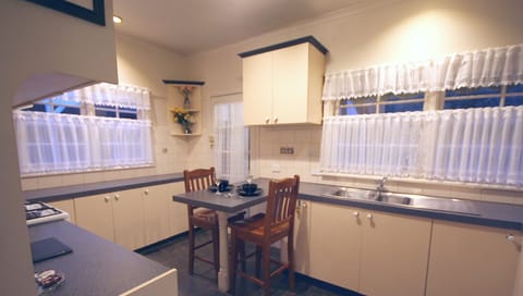 Evora Cottage | Private kitchen | Fridge, microwave, oven, stovetop