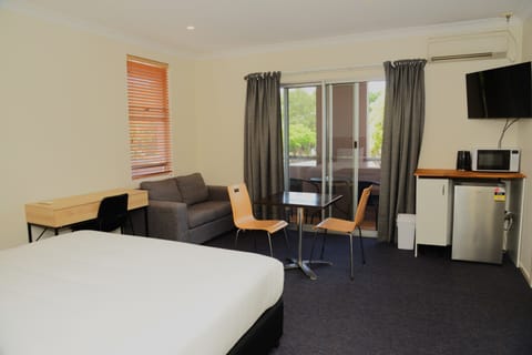 Superior Room, 1 King Bed | Laptop workspace, iron/ironing board, free WiFi, bed sheets