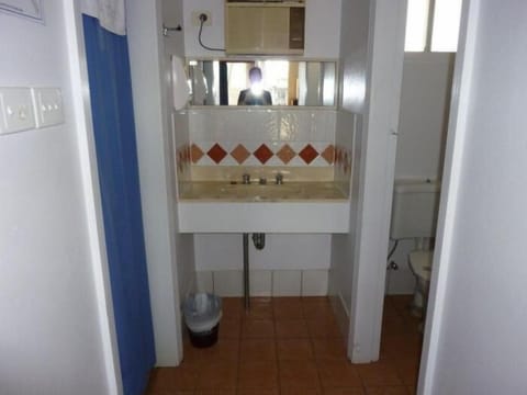 Triple Room | Bathroom | Shower, free toiletries, towels