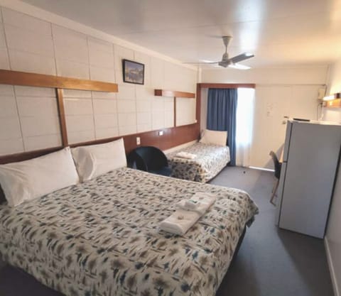 Triple Room | Desk, blackout drapes, free WiFi, bed sheets