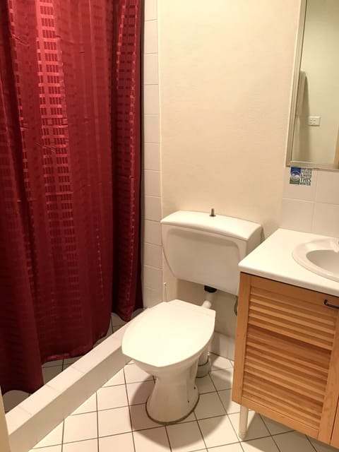 Family Room, Multiple Beds, Non Smoking (Family 4) | Bathroom | Shower, hair dryer, towels