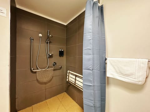 Accessible Unit | Bathroom | Free toiletries, hair dryer, towels