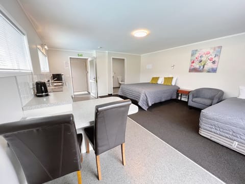 Accessible Unit | Individually decorated, iron/ironing board, free WiFi, bed sheets