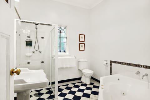 Deluxe Room, 1 King Bed, Non Smoking, Jetted Tub | Bathroom | Free toiletries, hair dryer, towels