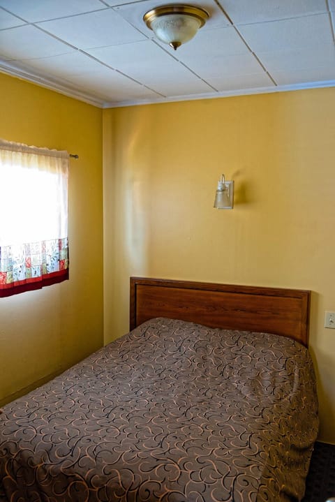 Basic Double Room | Desk, soundproofing, free WiFi, bed sheets