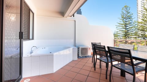 2 Bedroom Rooftop Apt with Spa | Private spa tub