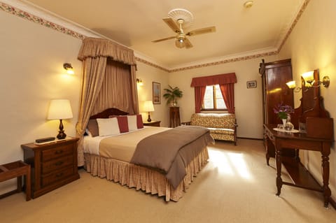 Standard Suite, 1 Bedroom, Non Smoking, Jetted Tub (Spa  Room) | Iron/ironing board, free WiFi, bed sheets