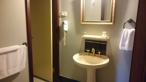 Standard Room, Non Smoking (Private External Bathroom) | Bathroom | Towels