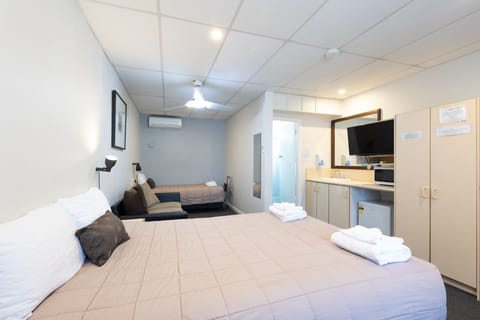 Standard Room, Non Smoking (Queen Twin Room) | Iron/ironing board, free WiFi, bed sheets