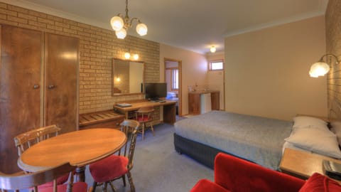 Two Room Unit, Sleeps 4 | Iron/ironing board, free WiFi, bed sheets