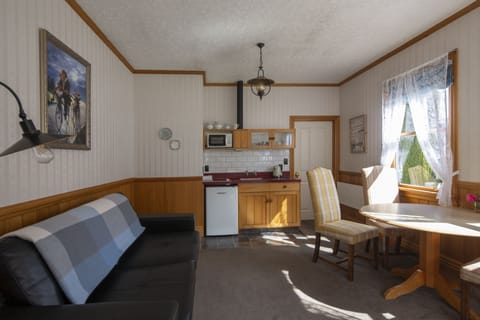 Standard Cottage, 1 Bedroom, Non Smoking, Kitchenette | Living area | Flat-screen TV