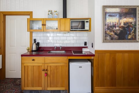 Standard Cottage, 1 Bedroom, Non Smoking, Kitchenette | Private kitchenette | Fridge, microwave, stovetop, coffee/tea maker