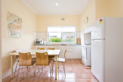 Art Deco 3 Bedroom | 1 bedroom, iron/ironing board, free WiFi, bed sheets