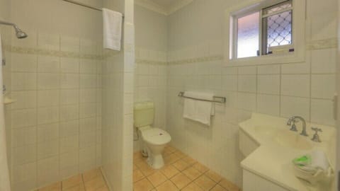 Standard Suite, 1 Bedroom, Non Smoking (Twin) | Bathroom | Shower, free toiletries, hair dryer, towels