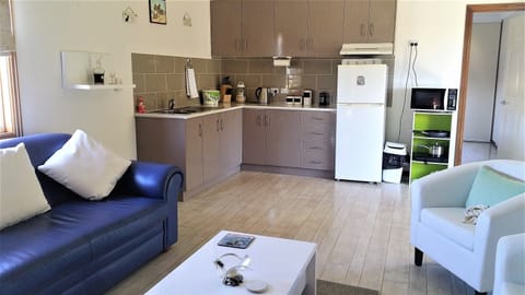 Self Contain Cottage | Private kitchen | Fridge, coffee/tea maker, electric kettle, cookware/dishes/utensils