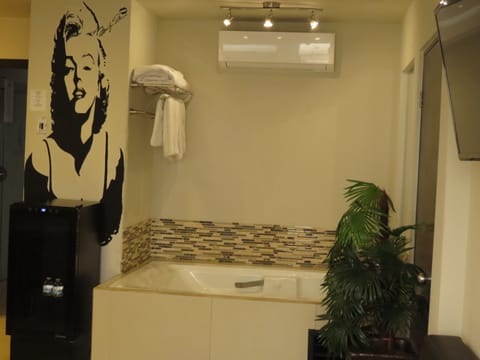 Suite (Jacuzzi) | Bathroom | Shower, free toiletries, towels