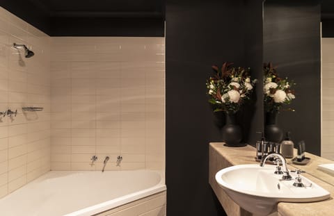 Superior Suite | Bathroom | Shower, free toiletries, hair dryer, towels