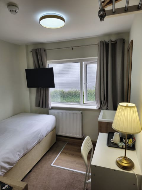 Single Room | Hypo-allergenic bedding, desk, iron/ironing board, free WiFi