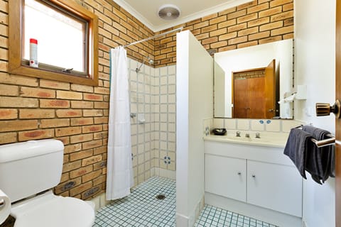 Standard Suite, 1 Bedroom, Non Smoking (Twin Suite) | Bathroom | Free toiletries, towels