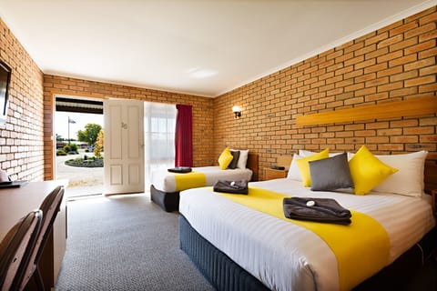 Standard Suite, 1 Bedroom, Non Smoking (Twin Suite) | Premium bedding, soundproofing, iron/ironing board, free WiFi