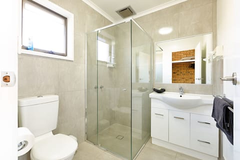 Standard Suite, 1 Bedroom, Non Smoking (Queen Suite) | Bathroom | Free toiletries, towels