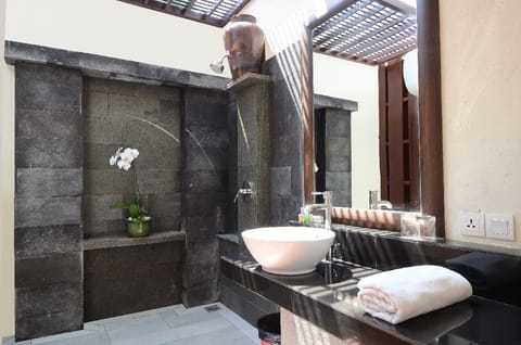 Signature Room, 2 Bedrooms, Pool View | Bathroom | Shower, free toiletries, hair dryer, bidet