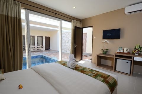 Signature Room, 2 Bedrooms, Pool View | In-room safe, free WiFi, bed sheets