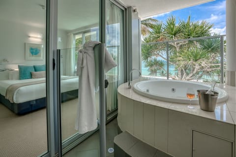 One Bedroom Beachfront Spa | Private spa tub