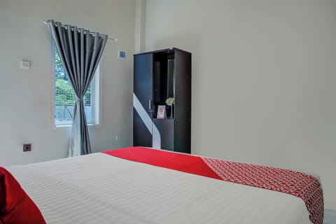 Standard Double Room | Laptop workspace, free WiFi, bed sheets