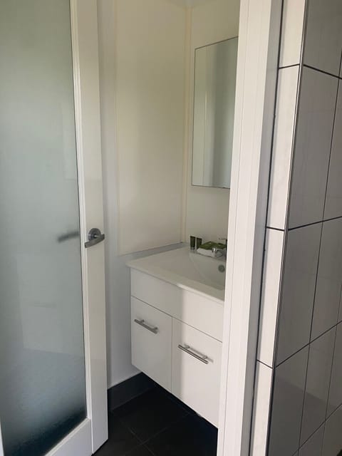 Ensuite Cabin | Bathroom | Shower, free toiletries, hair dryer, towels