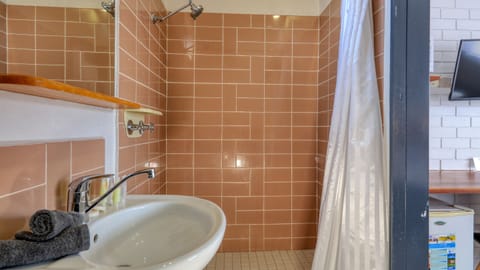 Standard Room, Non Smoking (Queen Single Room) | Bathroom | Combined shower/tub, free toiletries, hair dryer, towels