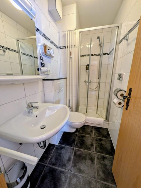 Basic Single Room | Bathroom | Shower, hair dryer, towels, soap