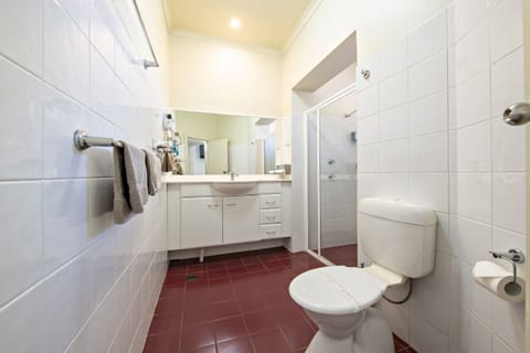 Corporate Family 2 Bedroom Unit | Bathroom | Free toiletries, hair dryer, towels, soap