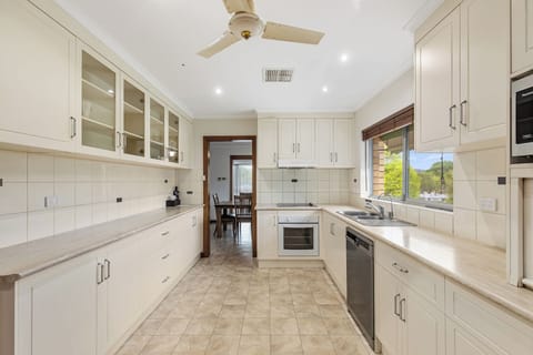 Standard House, 4 Bedrooms (9 Farlie Street) | Private kitchen | Electric kettle