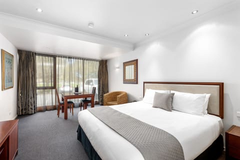 Deluxe Room, Non Smoking, Kitchenette (Studio Deluxe Spa Suite) | Minibar, iron/ironing board, free WiFi, bed sheets