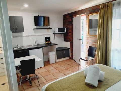 Deluxe Triple Room, Multiple Beds, Non Smoking, Kitchen | Private kitchen | Fridge, microwave, coffee/tea maker, electric kettle