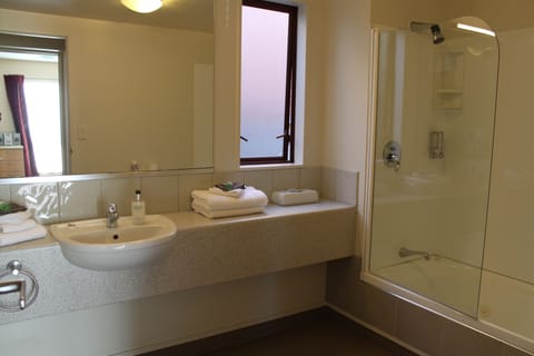 Executive Suite, 2 Bedrooms, Non Smoking, Kitchen (Executive apartment) | Bathroom | Shower, towels