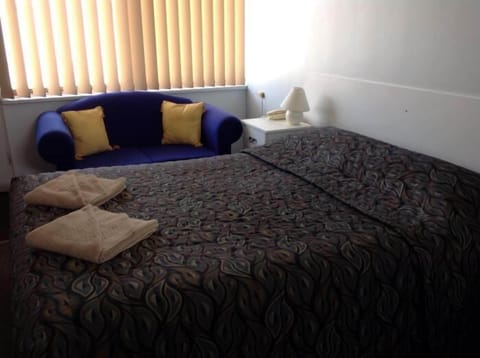 Standard Room, 1 Queen Bed | Iron/ironing board, rollaway beds, free WiFi, bed sheets