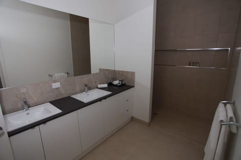 No. 11B - Two-Bedroom Apartment  | Bathroom | Free toiletries, hair dryer, towels